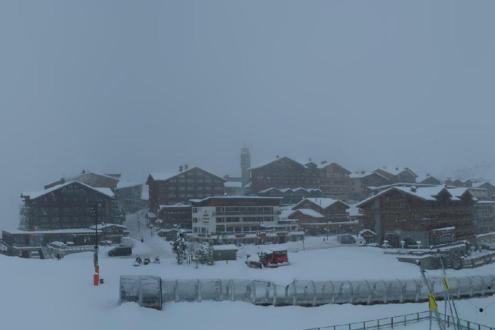 Cloudy skies and lots of snow on the slopes next to the village in Tignes, France – Weather to ski – Snow report, 1 December 2023