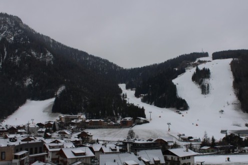 Cloudy skies over the ski slopes and village in Kronplatz, Italy – Weather to ski – Snow report, 1 December 2023