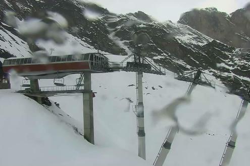 View of top of ski lift and mountain peaks in Cauterets, France, with raindrops on the webcam – Weather to ski – Snow report, 1 December 2023