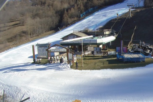 Snow on the slopes beside green fields in Bardonecchia, Italy – Weather to ski – Snow report, 15 December 2023