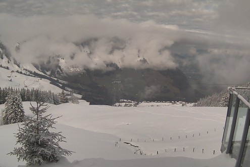 Cloudy skies over deep snow in Engelberg, Switzerland – Weather to ski – Snow report, 15 December 2023