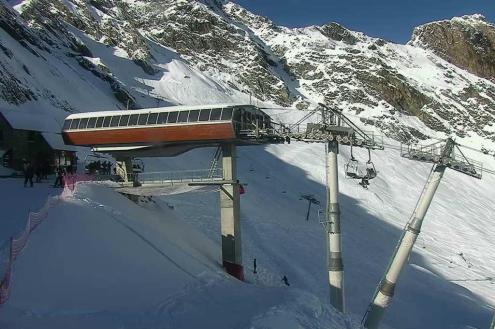 View of the top of a chairlift in Cauterets, with mountains in the background and snow-covered slopes in the foreground – Weather to ski – Snow report, 15 December 2023