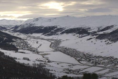Dusk in the snow-covered valley in Livigno, Italy – Weather to ski – Snow report, 24 December 2023