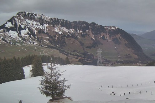 Cloudy skies over the snow-covered mountains in Engelberg, Switzerland – Weather to ski – Snow report, 24 December 2023