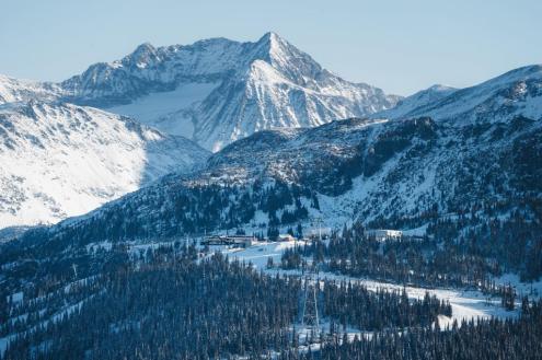 Panoramic view over the valley and mountains in Whistler, Canada – Weather to ski – Snow report, 24 December 2023