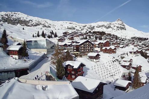 Blue skies over the snow-covered village and slopes in Bettmeralp, Switzerland – Weather to ski – Snow report, 30 December 2023