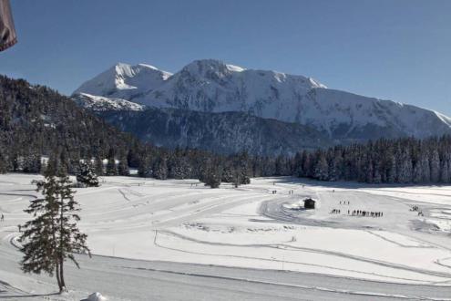 Blue skies over the cross-country ski area of Chamrousse, France, with view towards mountain peaks beyond – Weather to ski – Snow report, 12 January 2024