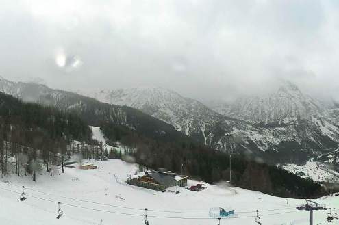 Cloudy skies over the snow-covered ski slopes of Bardonecchia, Italy – Weather to ski – Snow report 18 January 2024