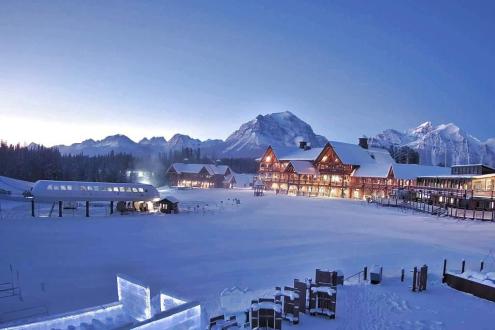 View of lit-up lodge in Lake Louise area at dawn – Weather to ski – Snow report 18 January 2024