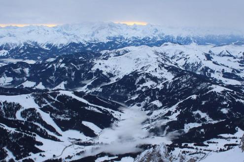 Panoramic view of the snow-covered mountains in Höchkonig, Austria, with some cloud in the valley bottoms – Weather to ski – Snow report 18 January 2024