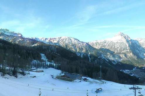 View of ski slopes and mountain scenery in Bardonecchia, Italy, with patchy snow cover – Weather to ski – Snow report, 3 February 2024