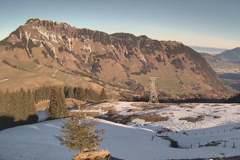 View of mountains in Engelberg, Switzerland, with little snow at low altitude and plenty higher up – Weather to ski – Snow report, 3 February 2024
