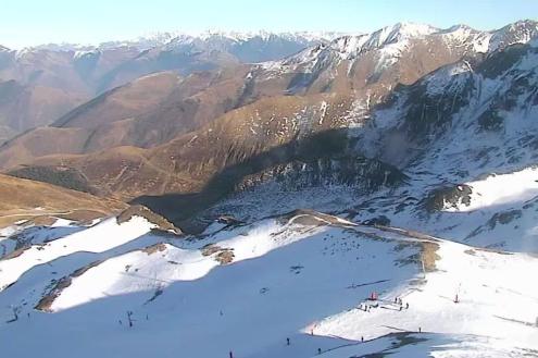 View of the mountains in Peyragudes in the French Pyrenees with very meagre snow cover – Weather to ski – Snow report, 3 February 2024