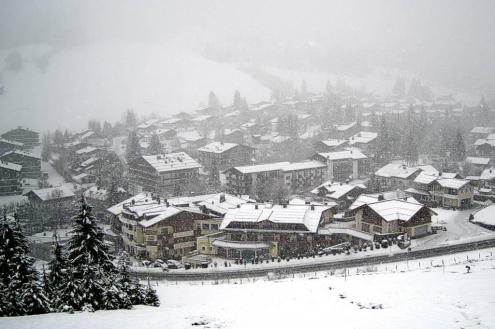 View of snow falling over the village of Hinterthal, Austria – Weather to ski – Snow report, 23 February 2024
