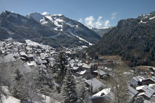 Blue skies over Châtel, with green lower slopes, but snow on the higher slopes – Weather to ski – Snow report, 23 February 2024