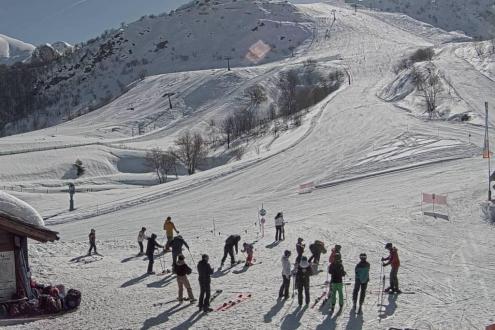 Blue skies above the very snowy ski slopes, with skiers gathering, in Limone, Italy – Weather to ski – Snow report, 15 March 2024