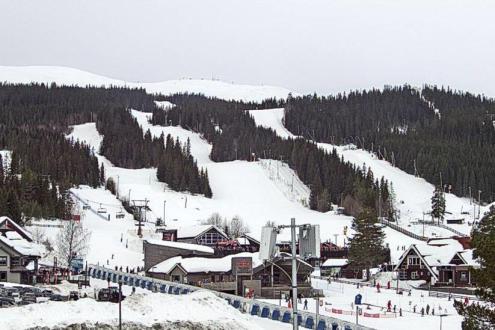 Grey skies over the very snowy ski slopes in Trysil, Norway – Weather to ski – Snow report, 15 March 2024