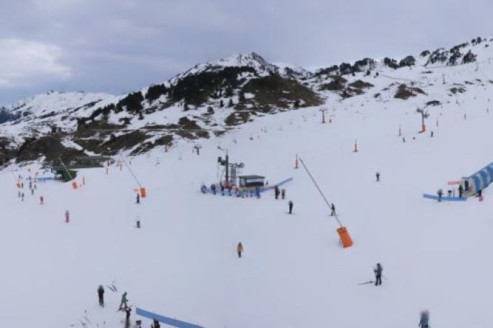 Skiers on the snow-covered ski slopes of Baqueira Beret, Spain – Weather to ski – Snow report, 19 December 2025