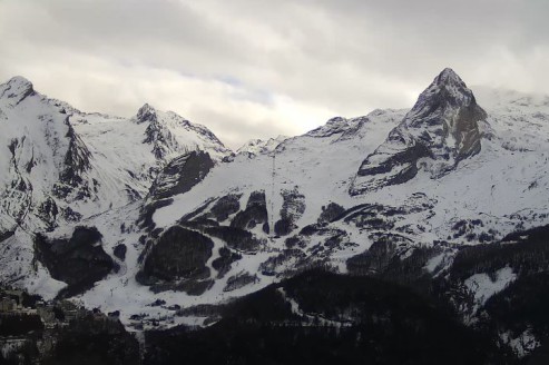 Snow-covered mountain peaks in Gourette, in the western French Pyrenees – Weather to ski – Snow report, 16 January 2026