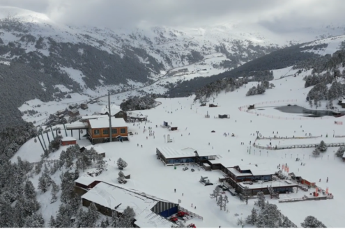 Cloudy skies over the snow-covered mountainside in Grandvalira, Andorra ski – Weather to ski – Snow report, 26 December 2025