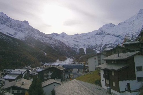 Cloud over the village in Saas-Fee, Switzerland, with views towards snow covered mountains – Weather to ski – Snow forecast 19 November 2025