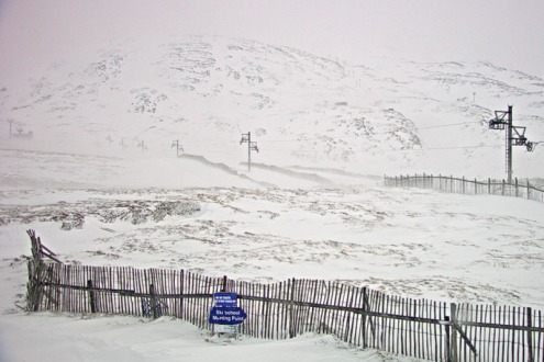 Snowy view of slopes at Glencoe with fences and ski lift cables – Weather to ski – Snow report, 17 February 2022