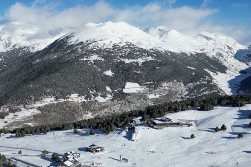 Blue skies over the snow-covered mountainside in Soldeu, Andorra – Weather to ski – Snow report, 5 December 2025