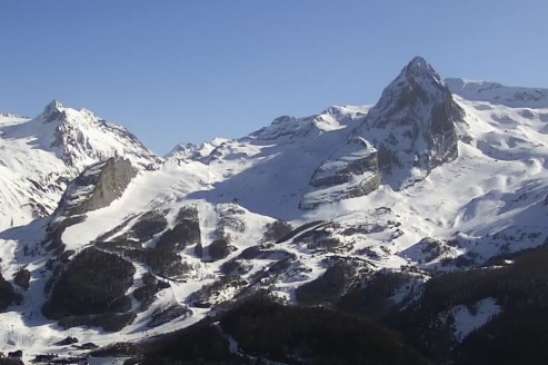 Sunny skies over the ski slopes in Gourette, France – Weather to ski – Snow report, 26 February 2026