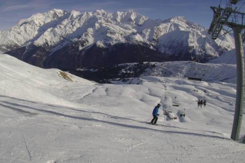 Blue skies over the snow-covered slopes of Les Contamines, with panoramic mountain views – Weather to ski – Snow report, 30 December 2023