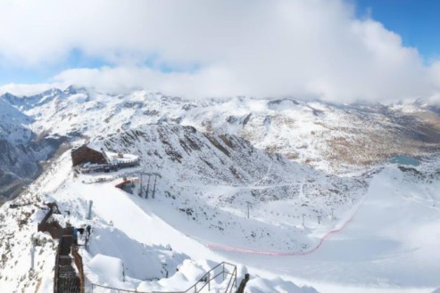 Mostly sunny skies above the ski slopes on the Val Senales glacier in Italy where snow conditions are good thanks to recent snowfalls – Weather to ski – Our blog: Where to ski in the Alps in October 2025