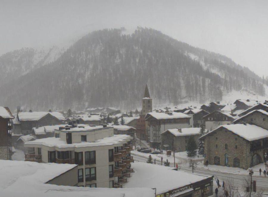 Snow falling in Schrӧcken, Austria, with view of the village and its church – Weather to ski – Snow forecast, 1 April 2022