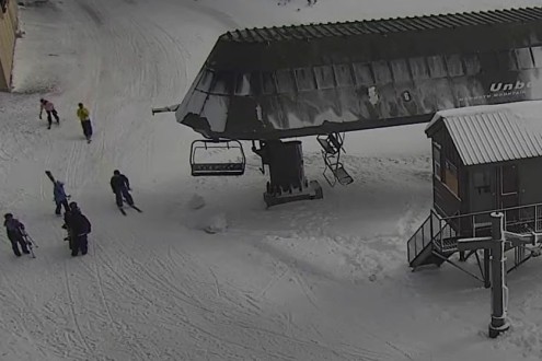 Snow-covered ski lift and ski slopes in Mammoth, California, USA – Weather to ski – Snow report, 20 November 2025