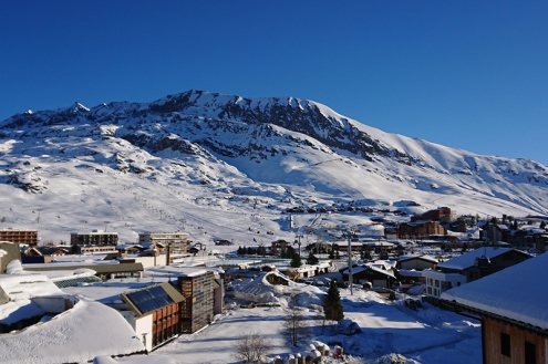 Alpe d’Huez seen from Chalet des Neiges, Hotel Daria-I Nor, France – Weather to ski – Today in the Alps, 17 December 2021