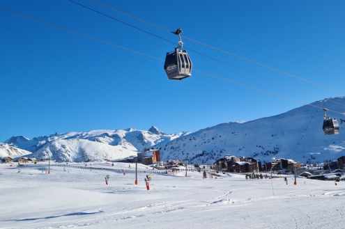 Green runs above Alpe d’Huez, France – Weather to ski – Today in the Alps, 18 December 2021