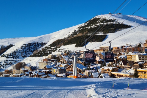 Low-rise chalet-style buildings in Alpe d’Huez, France – Weather to ski – Today in the Alps, 18 December 2021