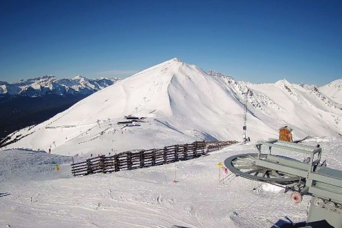 Blue skies above the top of the ski slopes in Lake Louise, Canada – Weather to ski – Snow report, 5 February 2026