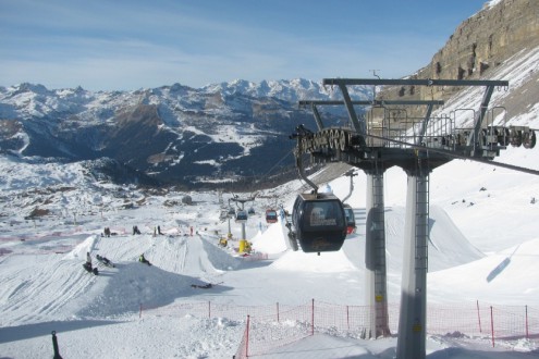 Sunny skies over the ski slopes and ski lifts in Madonna di Campiglio, Italy – Weather to ski – Snow forecast, 23 January 2026