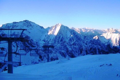 Clear skies in the morning over the mountains of the Monte Rosa region, view over ski slope with chair lift in foreground – Weather to ski – Today in the Alps, 11 January 2022