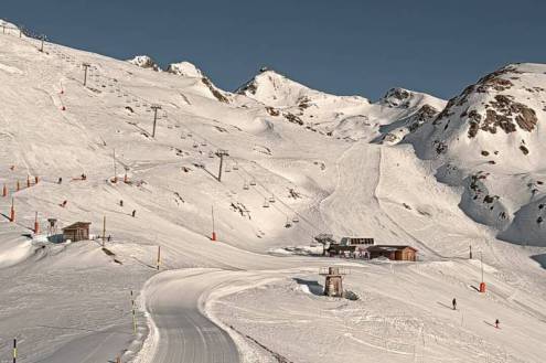 View of snowy pistes with blue skies with ski lifts in Alpe d’Huez, France – Weather to ski – Today in the Alps, 14 January 2022