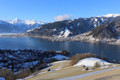 Sunny skies in Zell-am-See this morning, but snow is expected here on Thursday – 18 January 2022 –Photo: foto-webcam.eu