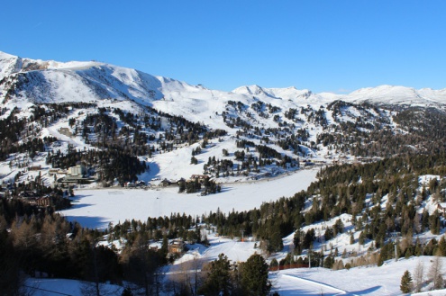 Blue skies over the snowy ski slopes at Turracher Höhe, Austria – Weather to ski – Today in the Alps, 25 January 2022