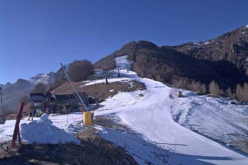Blue skies over the ski slopes in Prato Nevoso, Italy, with snow on the slopes but very little snow off the pistes – Weather to ski – Today in the Alps, 25 January 2022