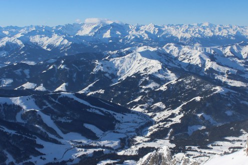 Sunny panoramic view of snowy mountains, blue skies and over the valley in Hochkönig, Austria – Weather to ski – Today in the Alps, 26 January 2022