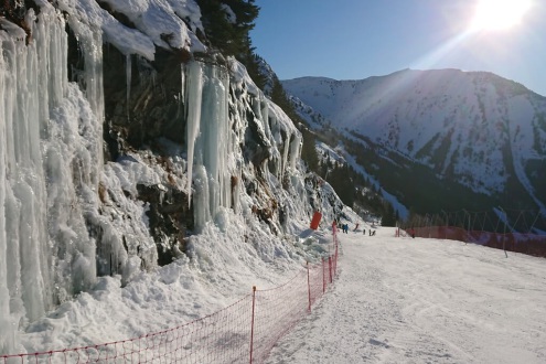 Blue skies over the snowy Alpette red run, part of the descent from the Dôme de Rousses, with large icicles hanging to the left of the piste on 19 December 2021 - Weather to ski – Our blog: Alpe d’Huez – one of the best all-round ski resorts in the Alps?