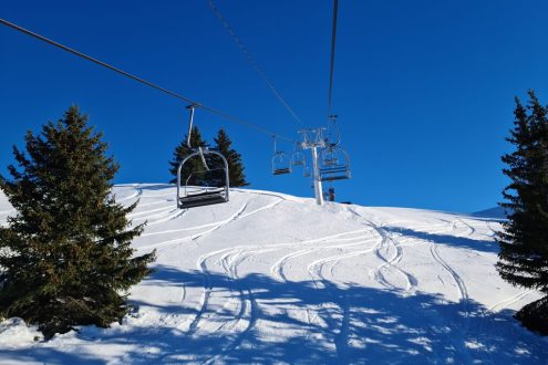 Blue skies and off-piste ski tracks below the Maronne chairlift in Auris-en-Oisans on 18 December 2021 - Weather to ski – Our blog: Alpe d’Huez – one of the best all-round ski resorts in the Alps?