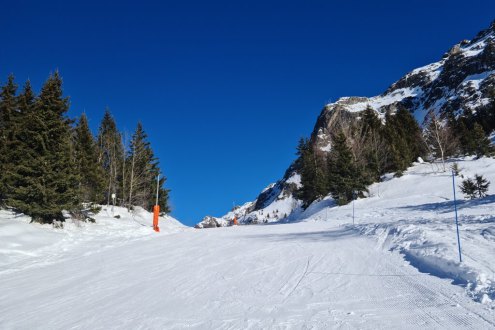 Blue skies over the empty snowy Cascade blue ski slope above Vaujany on 19 December 2021 – Weather to ski – Our blog: Alpe d’Huez – one of the best all-round ski resorts in the Alps?