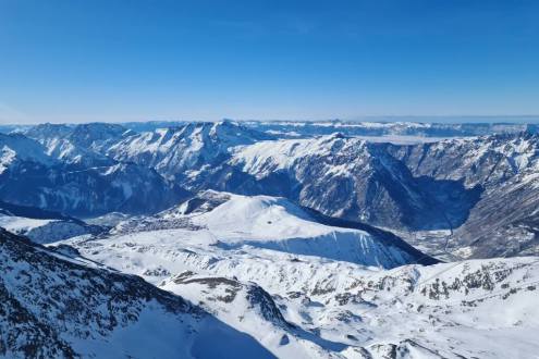 Panoramic mountain views south-west from the viewing platform at the summit of the Pic Blanc in Alpe d’Huez, towards the Massif Central on 21 December 2021 - Weather to ski - Our blog: Alpe d’Huez – one of the best all-round ski resorts in the Alps?