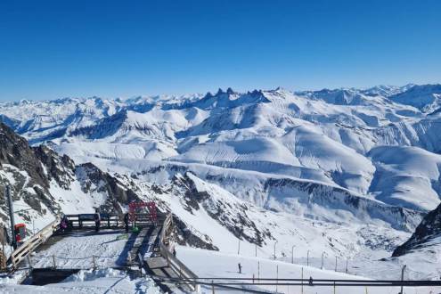Panoramic mountain views north of the viewing platform at the summit of the Pic Blanc in Alpe d’Huez, looking over the start of the 16km Sarenne black run on 21 December 2021 - Weather to ski - Our blog: Alpe d’Huez – one of the best all-round ski resorts
