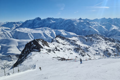 View of the Sarenne black run from the Pic Blanc in Alpe d’Huez as it opens up with sweeping panoramic views under sunny skies, on 21 December 2021 – Weather to ski - Our blog: Alpe d’Huez – one of the best all-round ski resorts in the Alps?