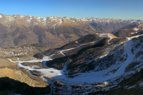 Panoramic mountain views, with mostly green terrain and snow limited to the pistes in Auron, France – Weather to ski – Half Term Snow report, 10 February 2022